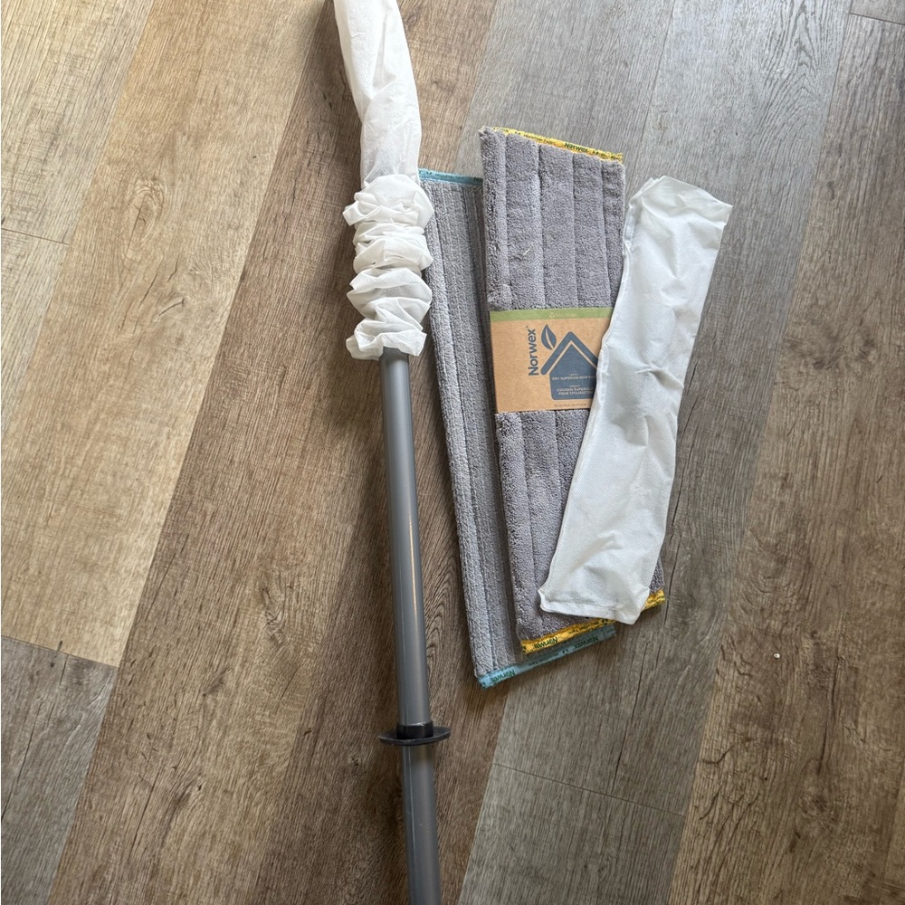 NWT Norwex Gray and White Mop Set